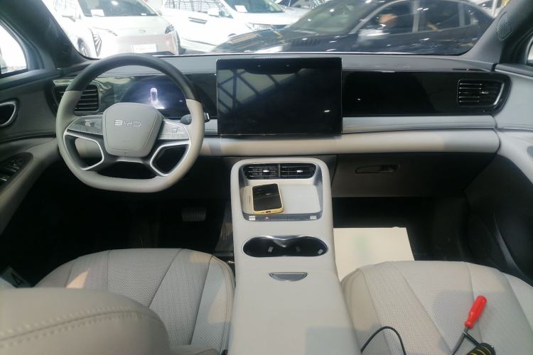 Used BYD Sealion 06 New Energy 2025 Model DM-i 170 Navigation Pro Edition Center Console