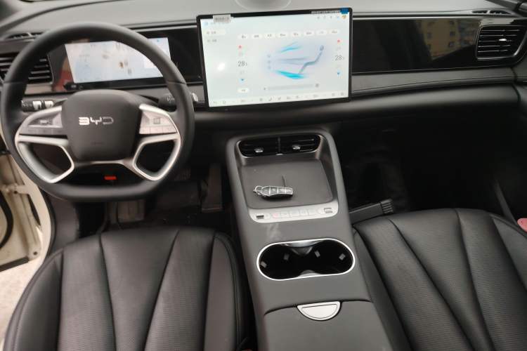 Used BYD Sealion 06 New Energy 2025 Model EV 520 Navigation Edition Center Console