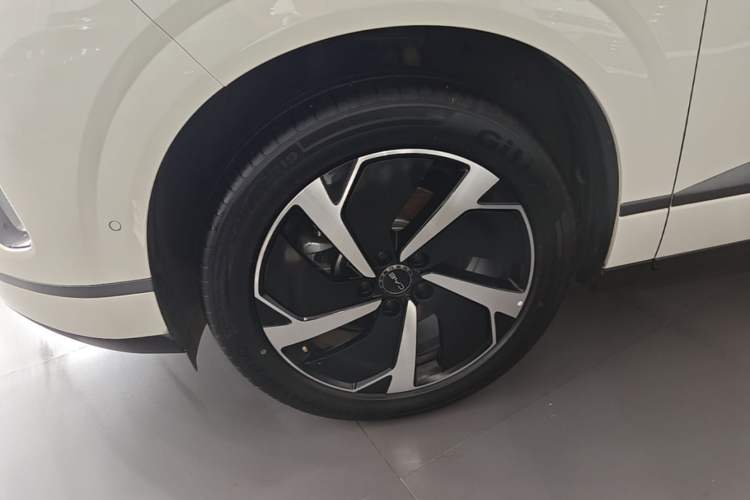 Used BYD Sealion 06 New Energy 2025 Model DM-i 170 Navigation Pro Edition Left Front Wheel Hub