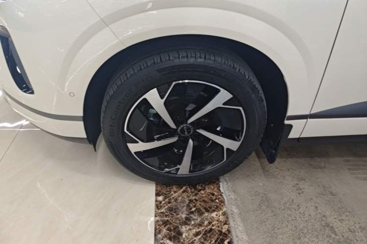 Used BYD Sealion 06 New Energy 2025 Model DM-i 170 Navigation Pro Edition Left Front Wheel Hub