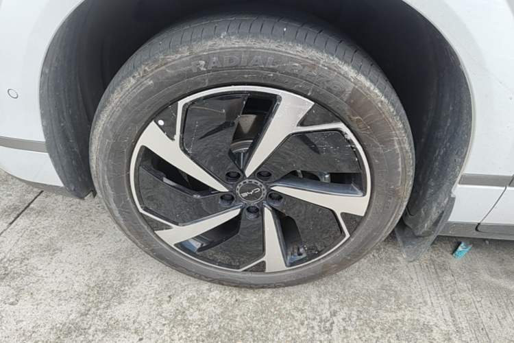 Used BYD Sealion 06 New Energy 2025 Model EV 605 Navigation Pro Edition Left Front Wheel Hub