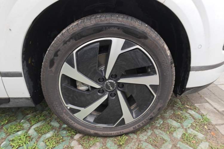 Used BYD Sealion 06 New Energy 2025 Model EV 605 Navigation Pro Edition Right Front Wheel Hub