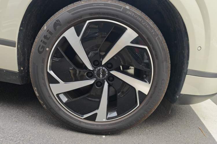 Used BYD Sealion 06 New Energy 2025 Model DM-i 170 Navigation Pro Edition Right Front Wheel Hub
