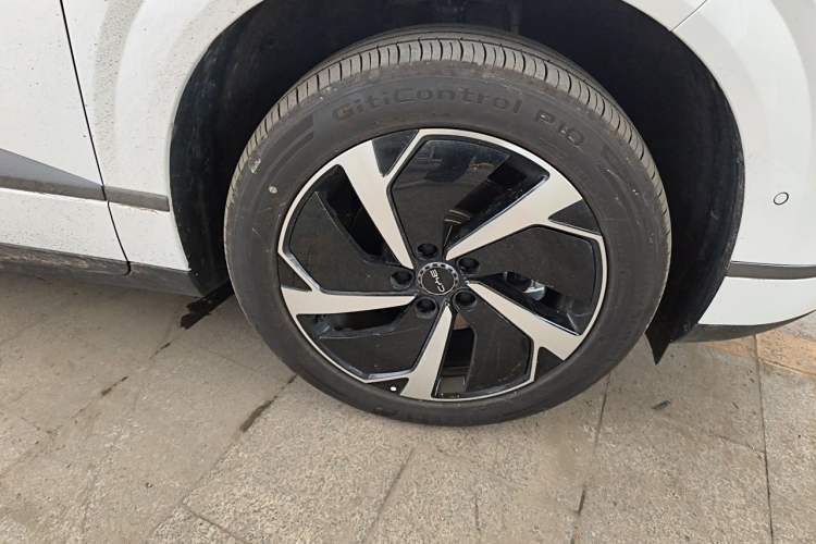 Used BYD Sealion 06 New Energy 2025 Model DM-i 170 Navigation Pro Edition Right Front Wheel Hub