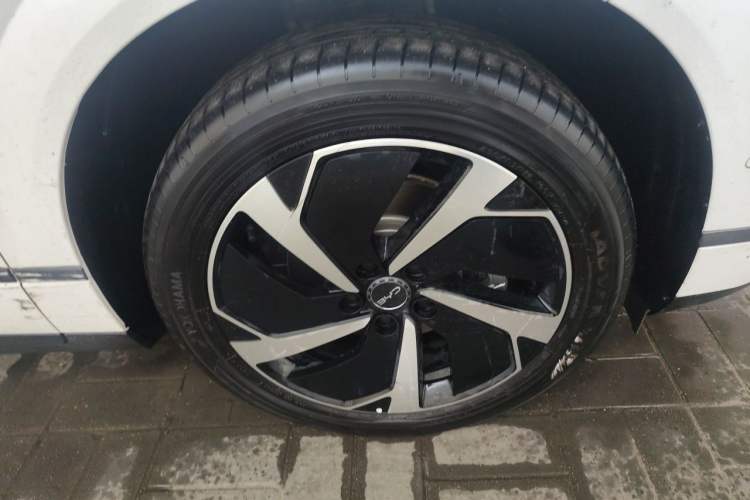 Used BYD Sealion 06 New Energy 2025 Model DM-i 170 Navigation Pro Edition Right Front Wheel Hub