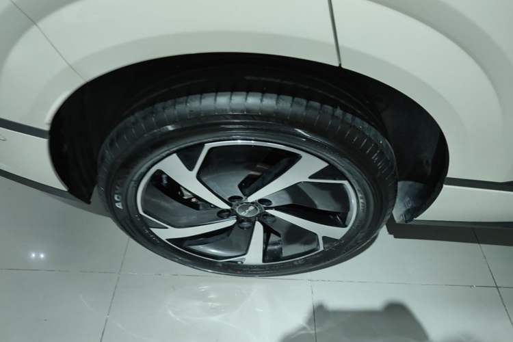 Used BYD Sealion 06 New Energy 2025 Model DM-i 170 Navigation Pro Edition Right Rear Wheel Hub