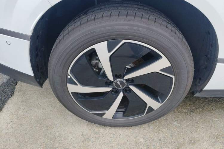 Used BYD Sealion 06 New Energy 2025 Model DM-i 170 Navigation Pro Edition Right Rear Wheel Hub
