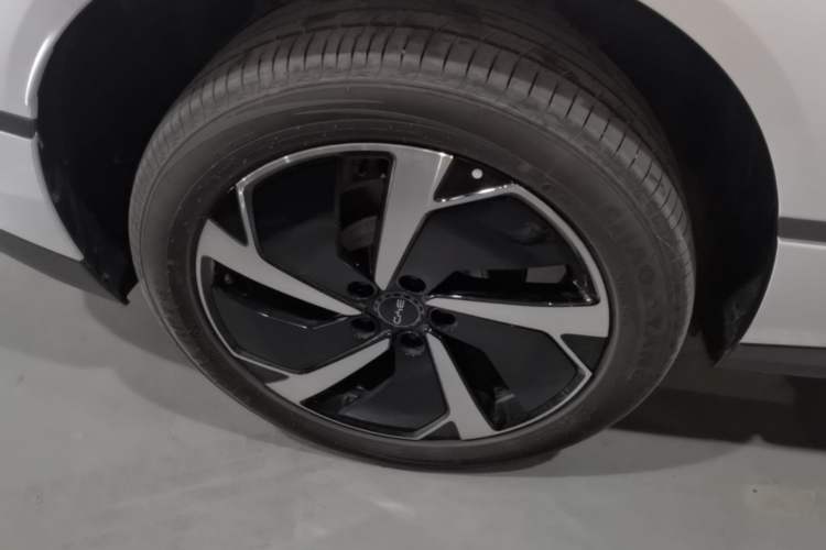 Used BYD Sealion 06 New Energy 2025 Model EV 605 Navigation Pro Edition Right Rear Wheel Hub