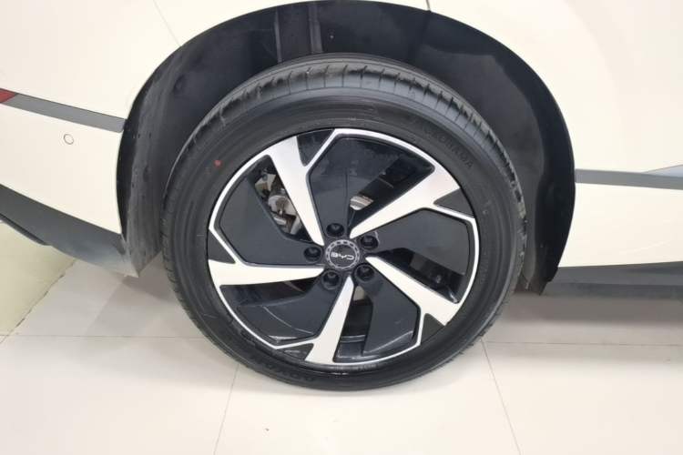 Used BYD Sealion 06 New Energy 2025 Model DM-i 170 Navigation Pro Edition Right Rear Wheel Hub