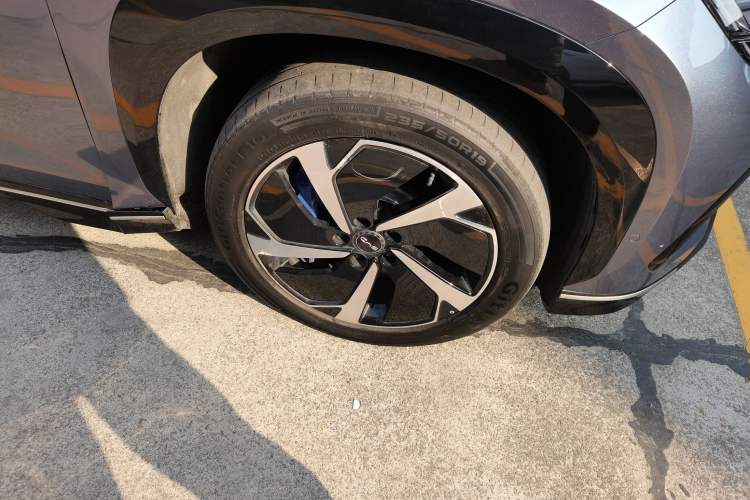 Used BYD Sealion 07 EV 2024 610 Zhihang Edition Right Front Wheel Hub