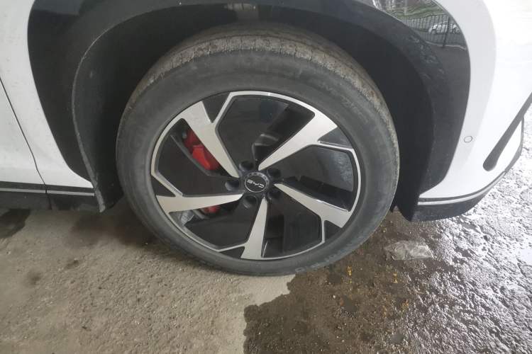 Used BYD Sealion 07 EV 2024 610 Zhihang Edition Right Front Wheel Hub