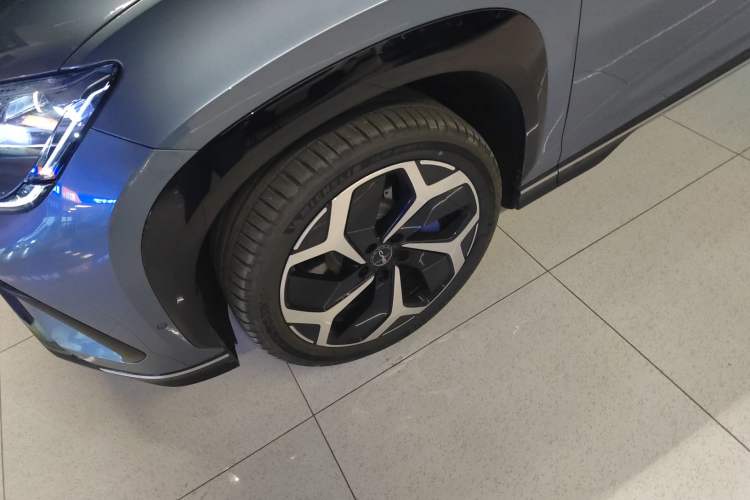 Used BYD Sealion 07 EV 2025 550 All-Wheel Drive Intelligent Driving Version Left Front Wheel Hub