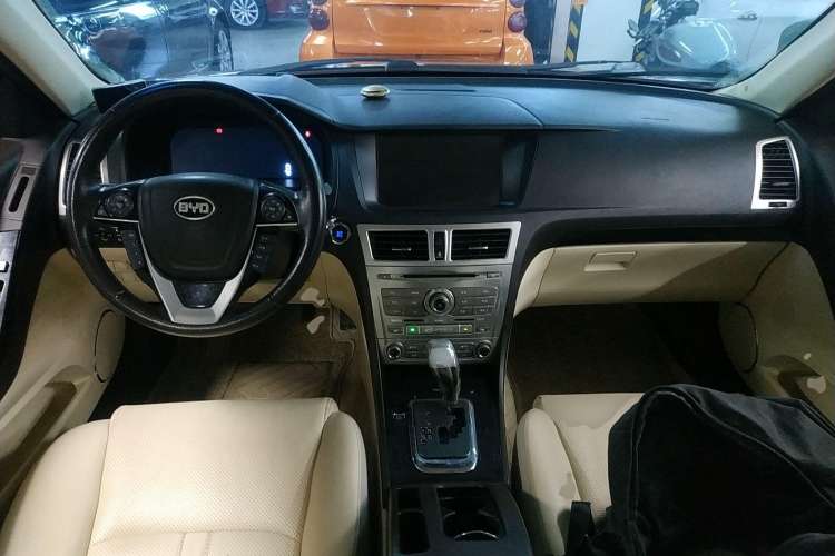 Used BYD Sirui 2013 1.5TID Automatic Prestige Model Center Console