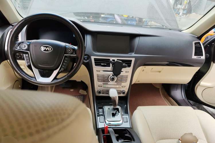Used BYD Sirui 2013 1.5TID Automatic Prestige Model Center Console
