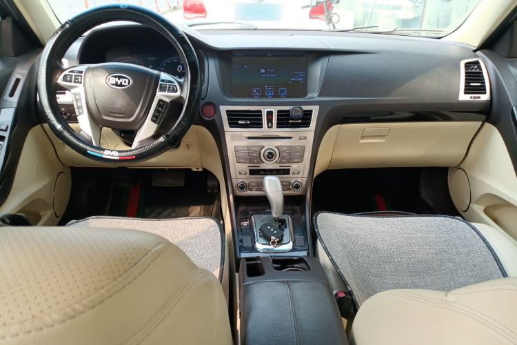 Used BYD Sirui 2013 1.5TID Automatic Prestige Model Center Console