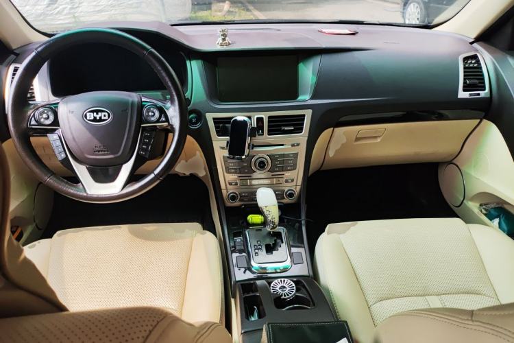Used BYD Sirui 2013 1.5TID Automatic Prestige Model Center Console