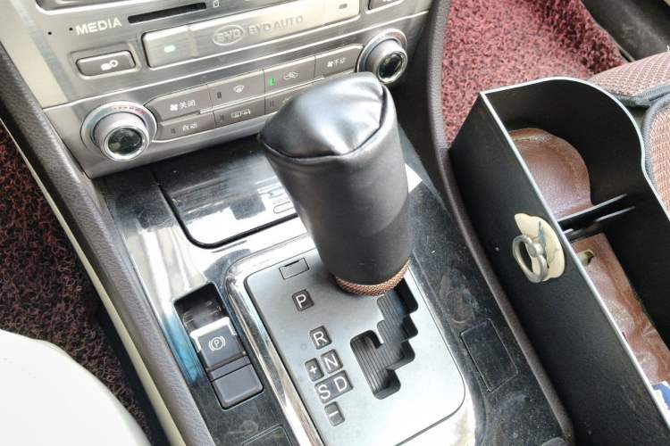 Used BYD Sirui 2013 1.5TID Automatic Prestige Model Gear Lever