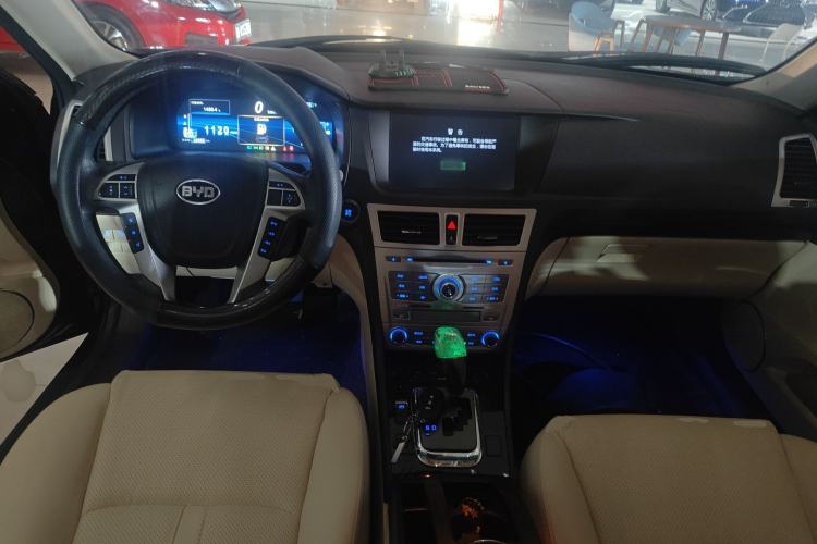 Used BYD Sirui 2013 1.5TID Automatic Prestige Model Center Console
