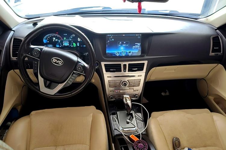 Used BYD Sirui 2013 1.5TID Automatic Prestige Model Center Console