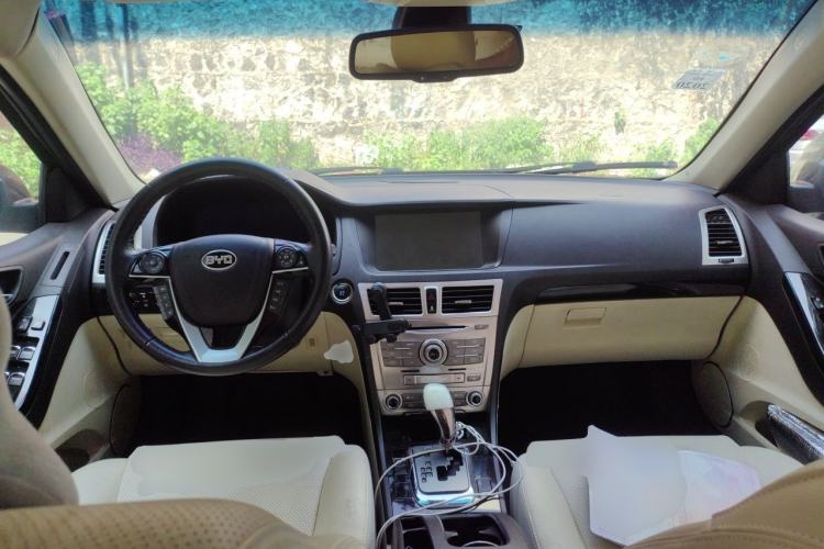 Used BYD Sirui 2013 1.5TID Automatic Prestige Model Center Console