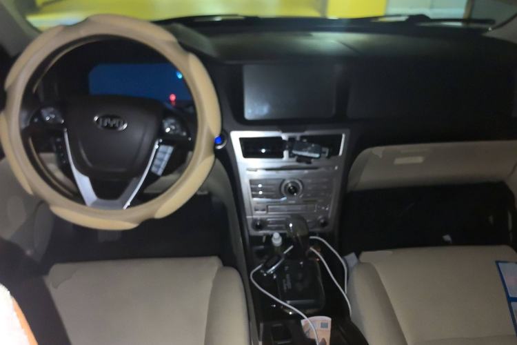 Used BYD Sirui 2013 1.5TID Automatic Prestige Model Center Console