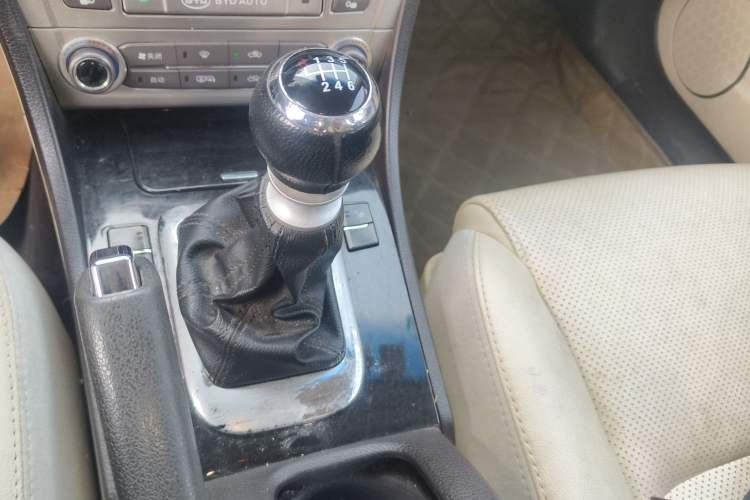 Used BYD Sirui 2013 1.5TI Manual Luxury Model Gear Lever