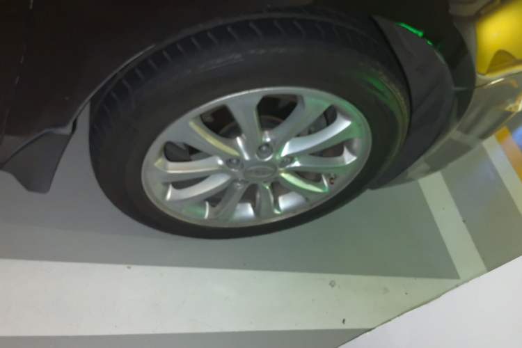 Used BYD Sirui 2013 1.5TID Automatic Prestige Model Right Front Wheel Hub