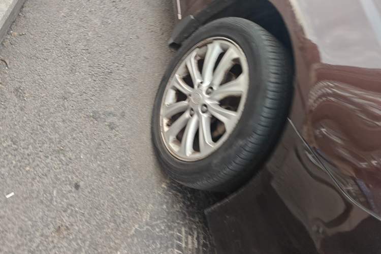 Used BYD Sirui 2013 1.5TI Manual Luxury Model Right Front Wheel Hub