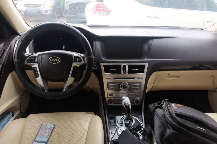 Used BYD Sirui 2013 1.5TID Automatic Prestige Model Center Console