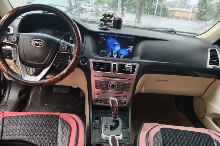 Used BYD Sirui 2013 1.5TID Automatic Prestige Model Center Console