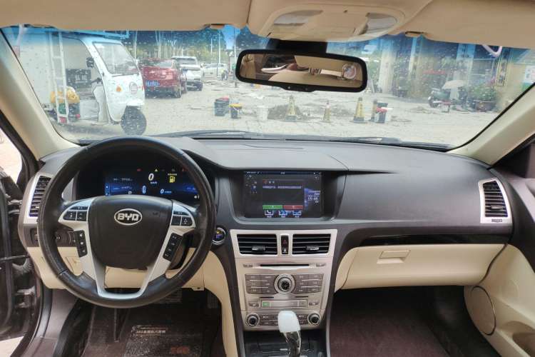 Used BYD Sirui 2013 1.5TID Automatic Prestige Model Center Console