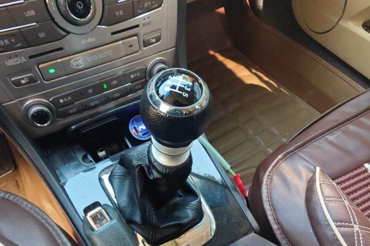 Used BYD Sirui 2013 1.5TI Manual Luxury Model Gear Lever