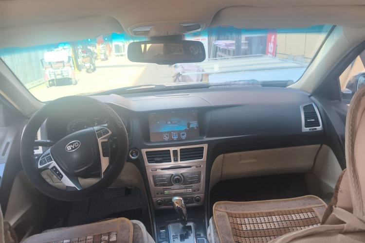 Used BYD Sirui 2013 1.5TID Automatic Prestige Model Center Console