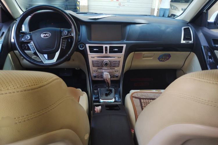 Used BYD Sirui 2013 1.5TID Automatic Prestige Model Center Console