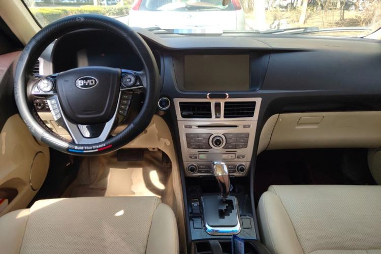 Used BYD Sirui 2013 1.5TID Automatic Prestige Model Center Console