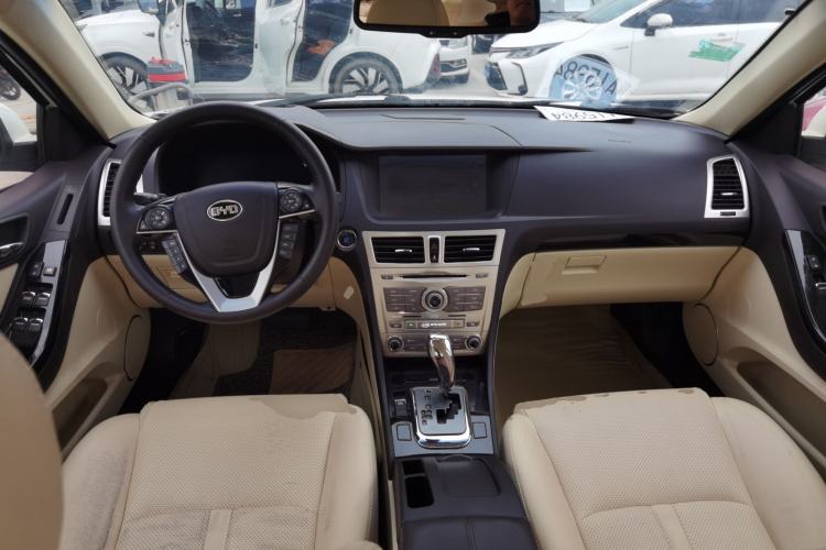 Used BYD Sirui 2013 1.5TID Automatic Prestige Model Center Console