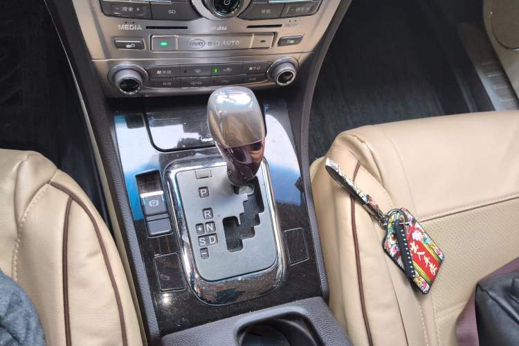 Used BYD Sirui 2013 1.5TID Automatic Prestige Model Gear Lever