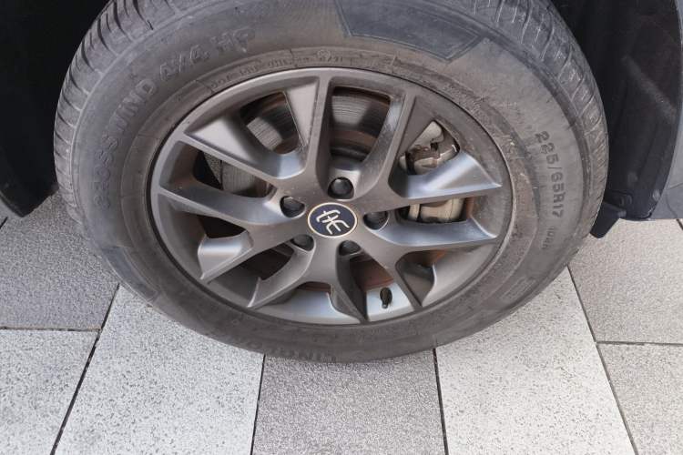 Used BYD Song 2021 Classic Edition 1.5T Automatic Elite Model Right Front Wheel Hub