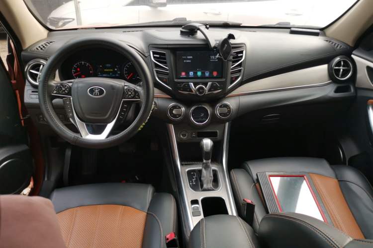 Used BYD Song 2016 GaiShi Edition 1.5TID Automatic Elite Model Center Console