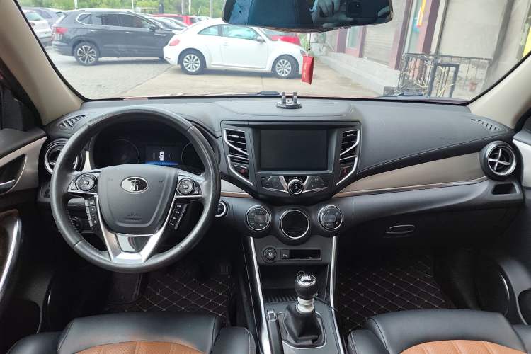 Used BYD Song 2016 GaiShi Edition 1.5TI Manual Elite Model Interior 1