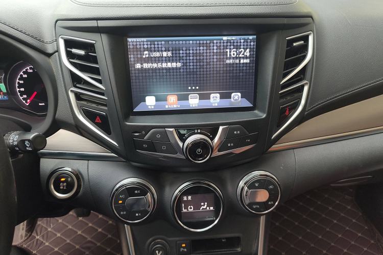 Used BYD Song 2016 GaiShi Edition 1.5TI Manual Elite Model Interior 3