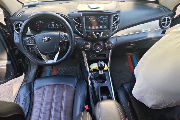 Used BYD Song 2016 Gaishi Edition 1.5TI Manual Haoya Model Center Console