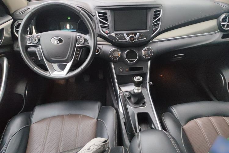 Used BYD Song 2016 GaiShi Edition 1.5TI Manual Elite Model Center Console