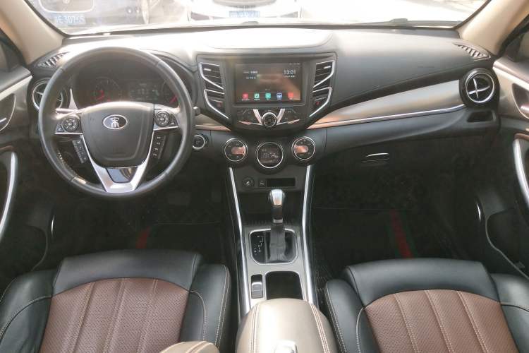 Used BYD Song 2016 GaiShi Edition 1.5TID Automatic Elite Model Center Console
