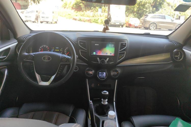 Used BYD Song 2016 GaiShi Edition 1.5TI Manual Elite Model Center Console