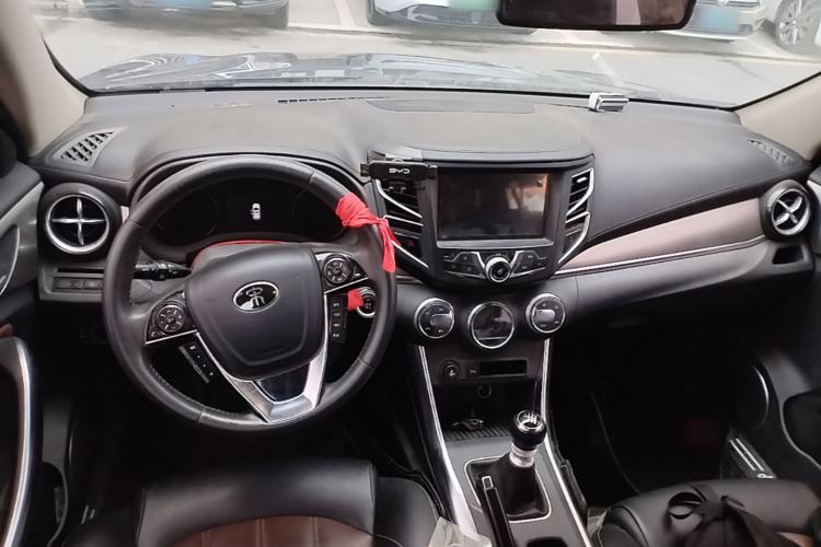 Used BYD Song 2016 GaiShi Edition 1.5TI Manual Elite Model Center Console