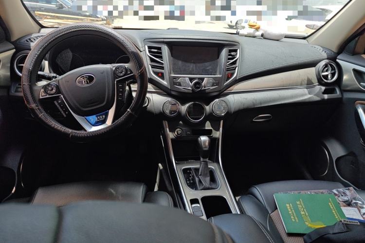 Used BYD Song 2016 GaiShi Edition 1.5TID Automatic Elite Model Center Console