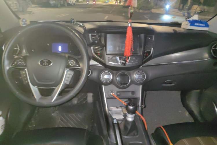 Used BYD Song 2016 GaiShi Edition 1.5TI Manual Elite Model Center Console