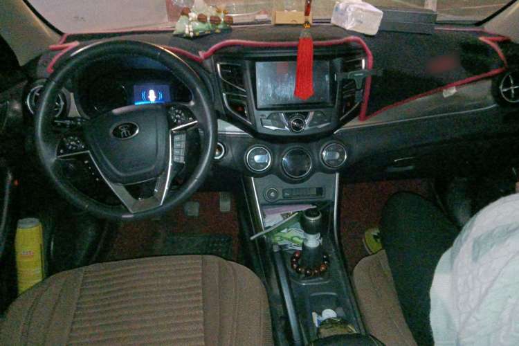 Used BYD Song 2016 GaiShi Edition 1.5TI Manual Elite Model Center Console