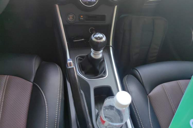 Used BYD Song 2016 GaiShi Edition 1.5TI Manual Elite Model Gear Lever